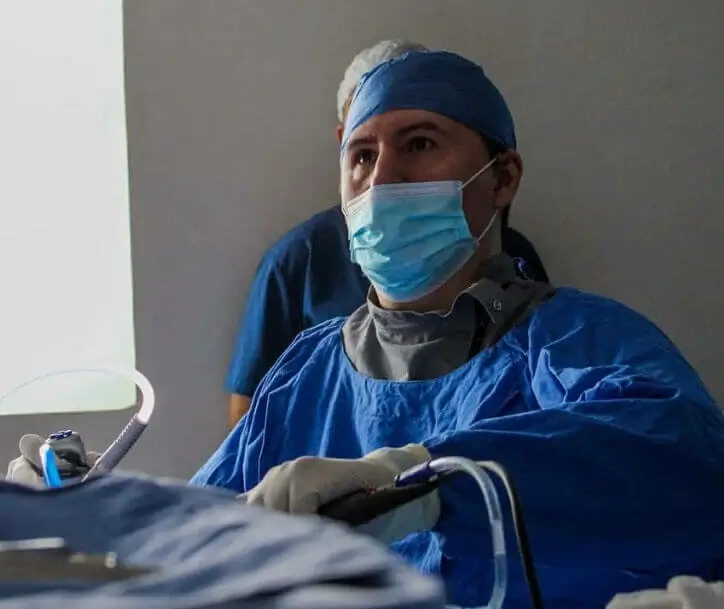 Dr. Oscar Rodríguez, traumatólogo en Guadalajara, durante una consulta de columna vertebral